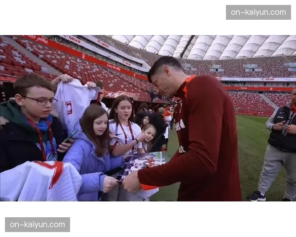 季前赛暖心一幕：狂热队新秀为小球迷签名并赠送比赛用球